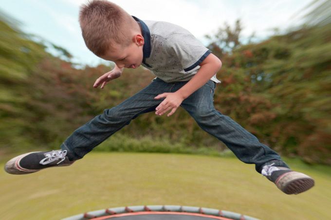 dítě na trampolíně