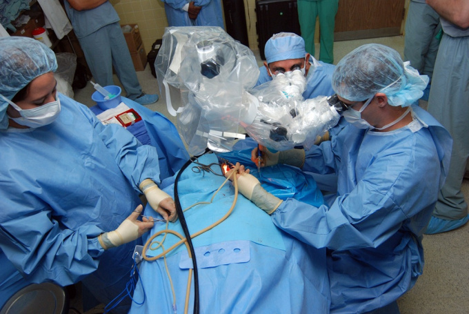chirurgové provádějí transplantaci